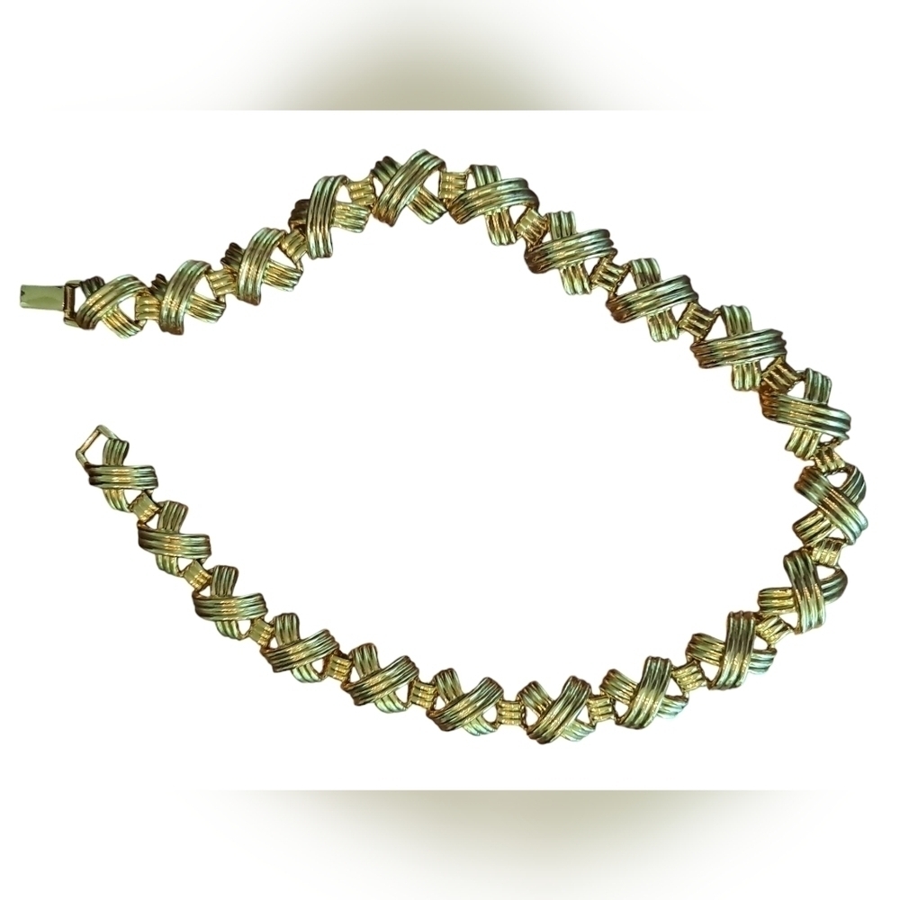 Napier vintage 18 in criss cross kiss classic necklace.